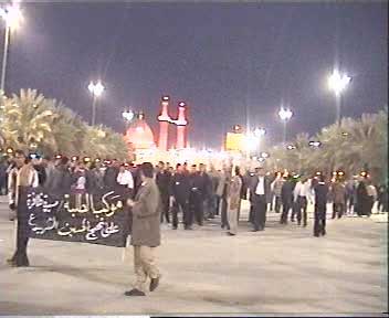 موكب عزاء طلبة الجامعات العراقية ليلة العاشر من محرم 1426 هـ.