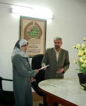 تكريم مؤسس الجامعة للطالبة الأولى في كلية القانون  