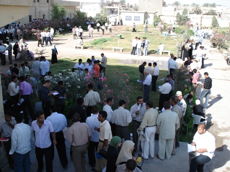 طلبة جامعة أهل البيت (ع) يؤدون الامتحانات النهائية للدور الأول للسنة الدراسية 2006-2007.