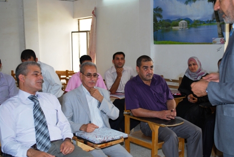 أساتذة قسم الصحافة بجامعة أهل البيت يكرمون طلبة المرحلة المنتهية في القسم