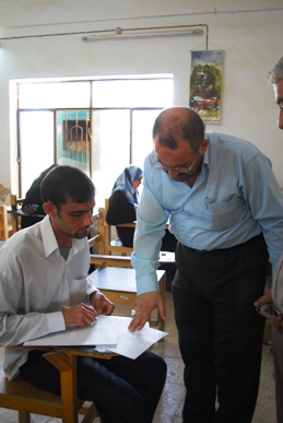  الأستاذ الدكتور عبود جودي الحلي  رئيس جامعة أهل البيت (عليهم السلام)  يتفقد سير الامتحانات النهائية لطلبة الجامعة