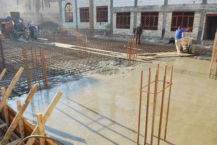 صب أساس كلية الصيدلة في جامعة أهل البيت عليهم السلام