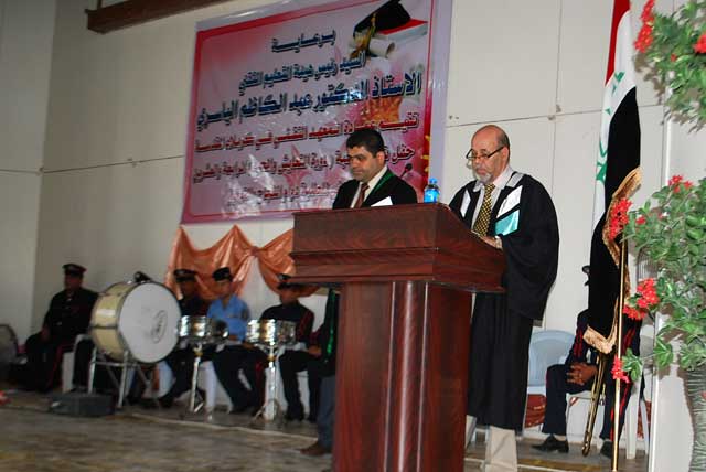 رئيس جامعة أهل ا لبيت عليهم السلام والوفد المرافق يشارك حفلة تخرج طلبة المعهد التقني