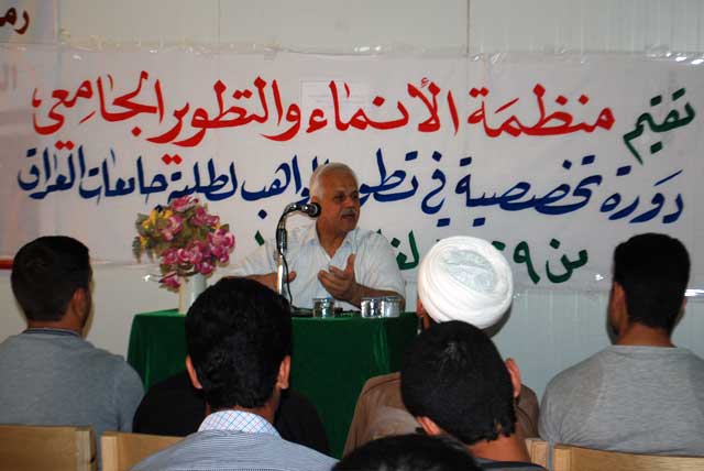 الدكتور أكرم الياسري محاضراً في دورة تطوير المواهب 