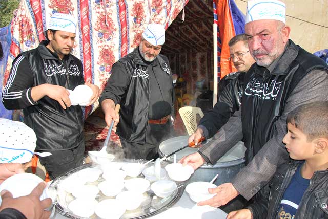منتسبو وطلبة الجامعة يقومون بخدمة زوار أبي عبد الله الحسين عليه السلام في زيارة الأربعين