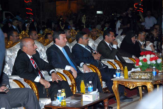 رئيس الجامعة يستلم درع التقدير من السيد محافظ كربلاء المقدسة للمشاركة في مهرجان يوم المحافظة