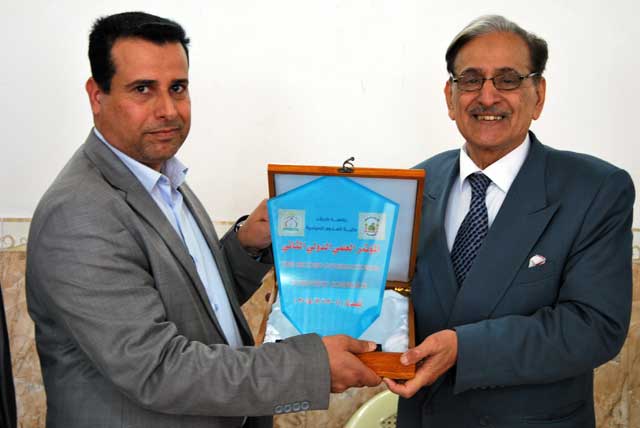 معاون عميد كلية العلوم السياحية / جامعة كربلاء يقدم شهادة تقديرية لرئيس الجامعة