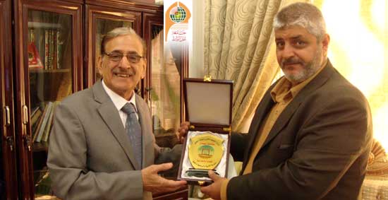 رئيس جامعة أهل البيت عليهم السلام يتسلم درع المشاركة في بطولة الجامعات العراقية بكرة القدم