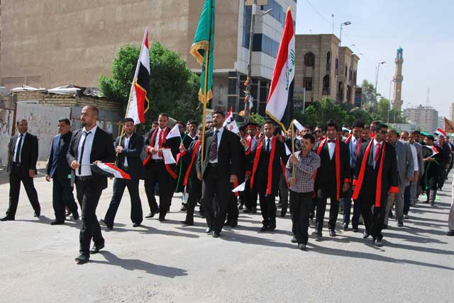 خريجو جامعة أهل البيت للعام الدراسي 2013-2014 يرددوا قسم الولاء أمام سيد الشهداء عليه السلام