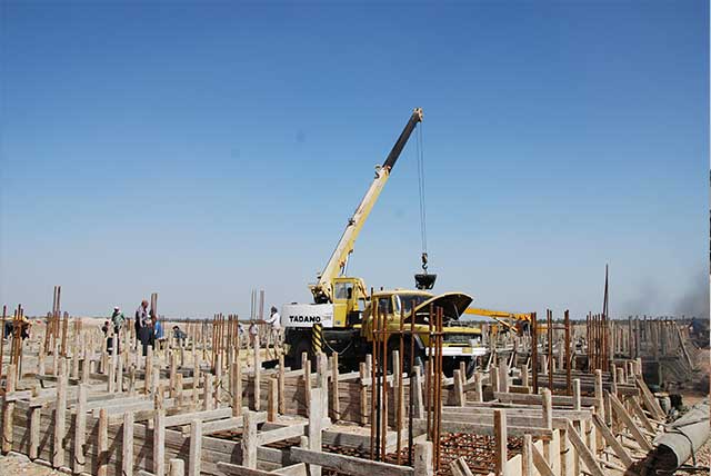 البدء باعمال صب الاسس الخاصة بكلية الادراة وصب سقف استعلامات المبنى الجديد