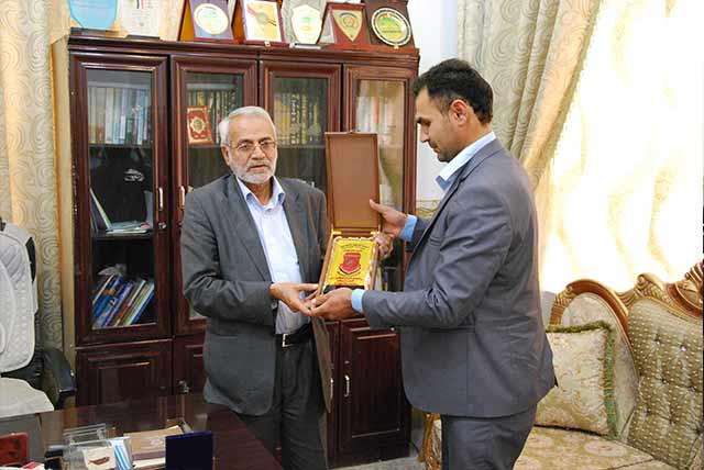 كتيبة مالك الأشتر تقدم درع المقاومة الإسلامية للدكتور محسن القزويني