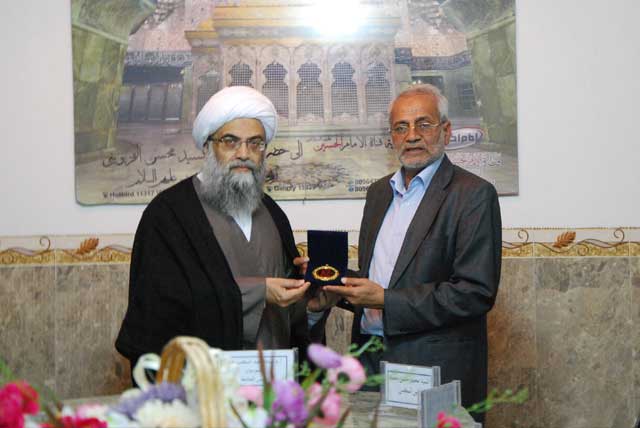 تكريم سماحة الدكتورالشيخ حسن الغديري ممثل الجامعة في بريطانيا