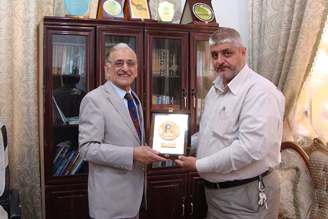 تقديم درع الجامعة التكنولوجية إلى رئيس جامعة أهل البيت عليهم السلام