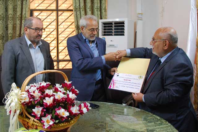 شهادة تقديرية لمؤسس الجامعة