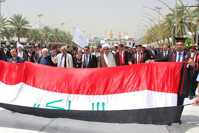 خريجو الجامعة يرددون قسم التخرج في حرم الامام الحسين وأخيه أبي الفضل العباس عليهما السلام