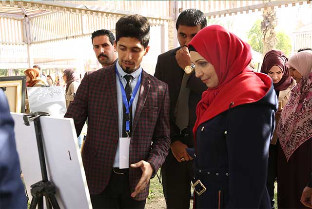 أمين بغداد يكرم طلبة قسم الصحافة بجامعة أهل البيت عليهم السلام في مهرجان (يوم بغدادي)