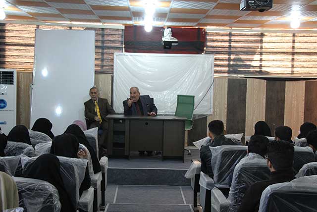 السيد مساعد رئيس جامعة اهل البيت الاستاذ الدكتور لبنان الشامي يلتقي بطلبة الصف الاول في كلية الصيدلة و باقي الكليات  ضمن توجهات متابعة رئاسة الجامعة 