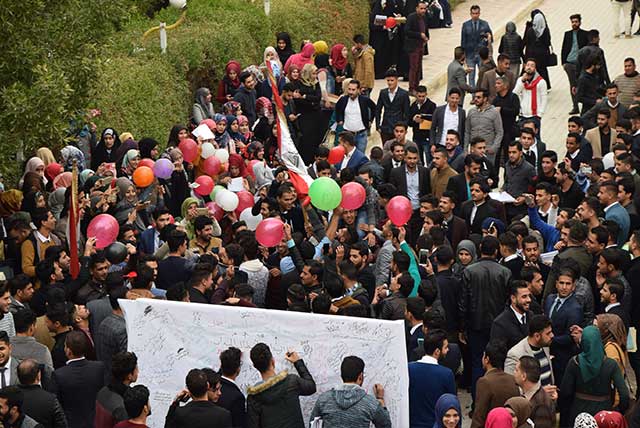 قدم طلبة جامعة اهل البيت عليهم السلام الشكر و الامتنان الى مؤسس الجامعة و الى رئاسة الجامعة 