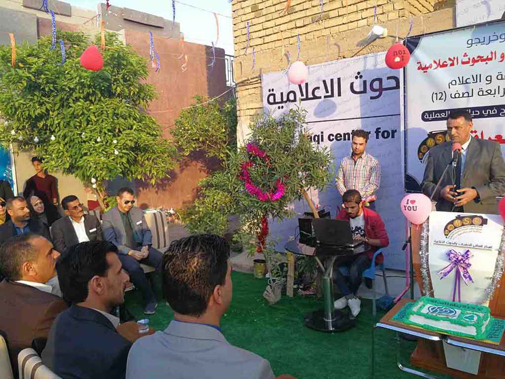 رئيس قسم الصحافة يشارك اعضاء نادي الصحافة احتفالهم بتخرج الدورة الرابعة