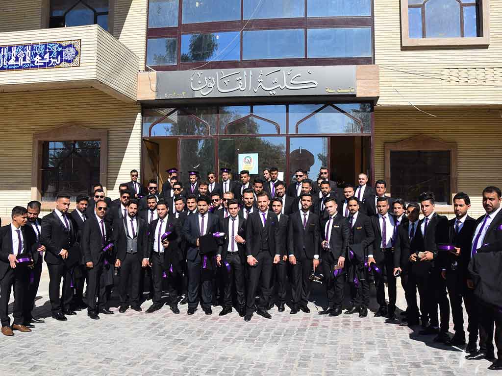 احتفال طلبة كلية القانون بمناسبة تخرجهم 