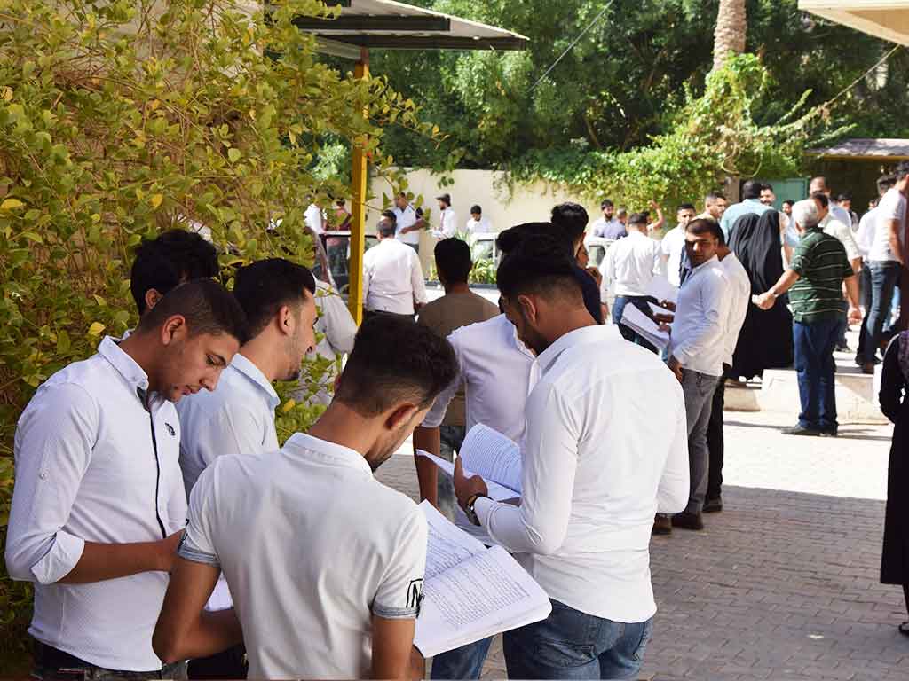 طلبة كلية القانون يباشرون بأداء امتحانات الدور الثاني للعام الدراسي 2016-2017