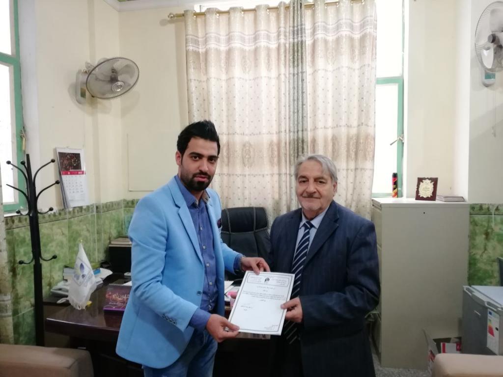 تكريم مراسل صحيفة اصوات الالكترونية احد طلبة قسم الصحافة في جامعة اهل البيت عليهم السلام 