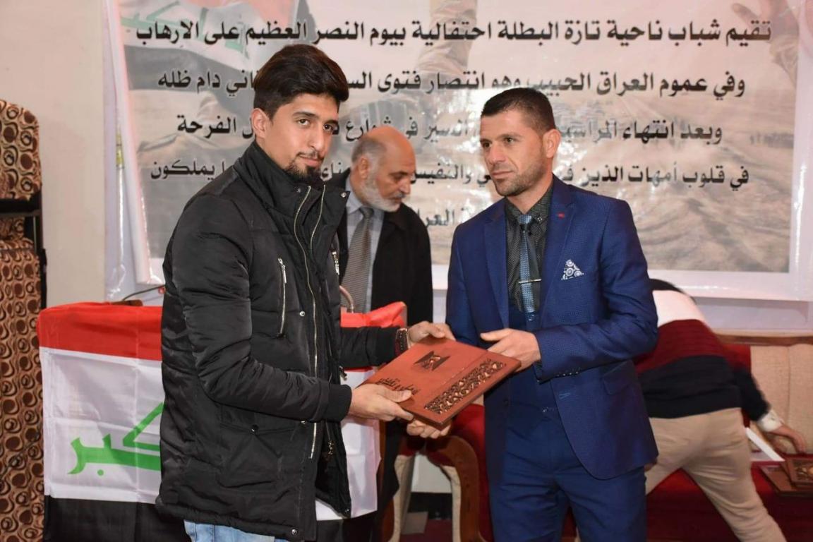هيأة الحشد الشعبي تكرم احد طلبة قسم الصحافة في جامعة اهل البيت عليهم السلام