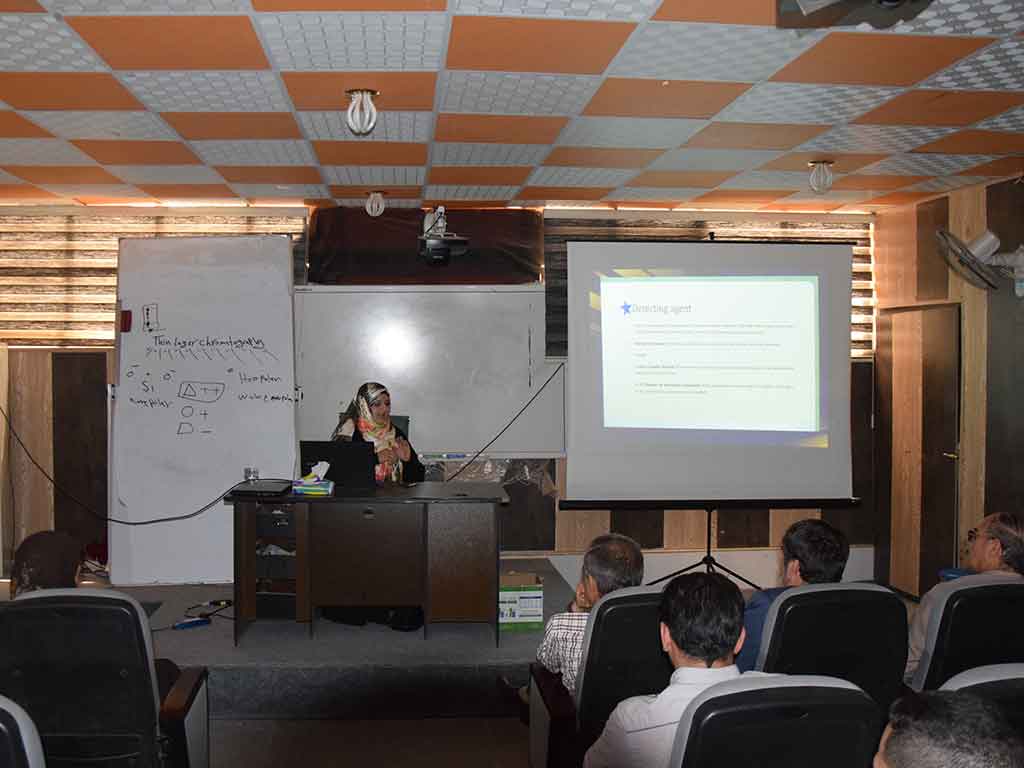 ورشة عمل في كلية الصيدلة حول  ( Thin Layer Chromatography ( TLC 