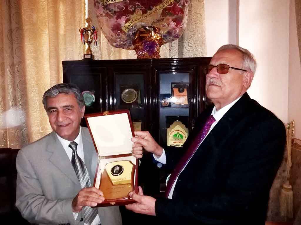 رئيس جامعة اهل البيت عليهم السلام يكرم رئيس اللجنة التحضيرية لمهرجان الاسبوع العلمي الثقافي الرابع عشر 