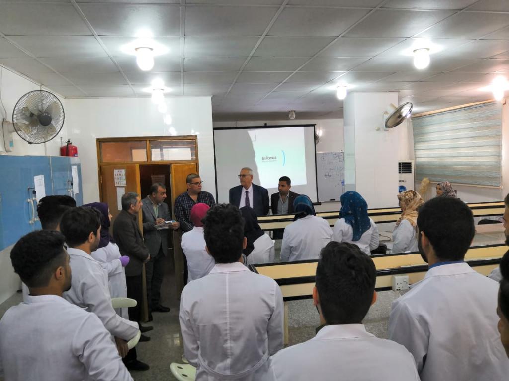 رئيس جامعة أهل البيت عليهم السلام يقوم بجولة تفقدية في كلية الصيدلة 