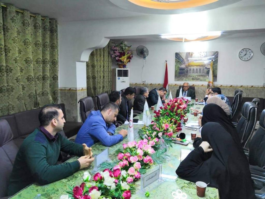 رئيس جامعة أهل البيت عليهم السلام يعقد اجتماعا مع الكادر الاداري و التدريسي في كلية الصيدلة 