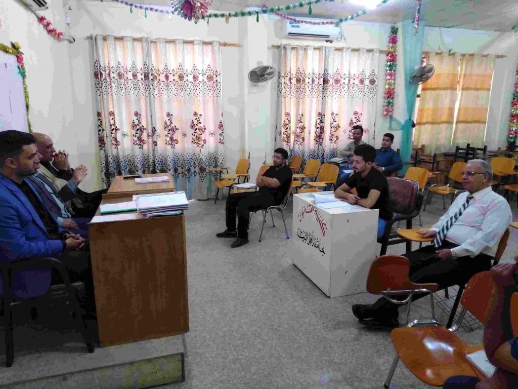 مباشرة اللجان المختصة بمناقشة بحوث التخرج لطلبة كلية القانون