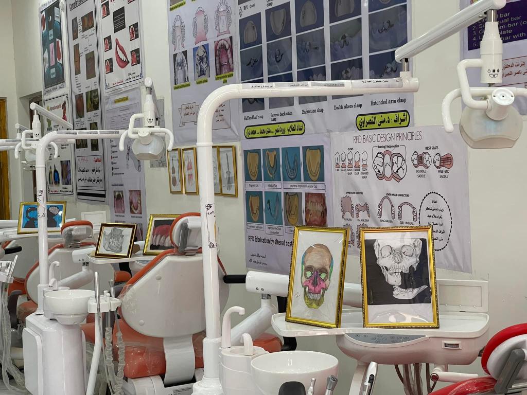 جانب مصور من المعرض السنوي الاول لطلبة كلية طب الاسنان ( قسم صناعة الاسنان ) في جامعة اهل البيت ضمن فعاليات الاسبوع العلمي و الثقافي