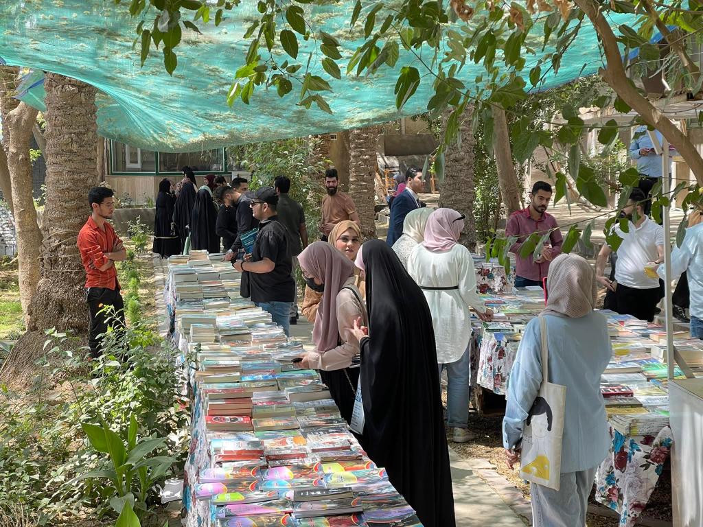  جانب مصور من نشاطات كلية الآداب التي تتضمن المعرض الشخصي للدكتور عماد زبير وبازار متعدد الأغراض ومعارض للرسم ضمن فعاليات مهرجان الاسبوع العلمي و الثقافي