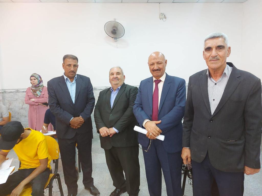 السيد مساعد رئيس الجامعة ا. د. لبنان الشامي وبرفقة اللجنة الوزارية يتفقدون الامتحانات النهائية الحضورية في كلية التقنيات الطبية والصحية