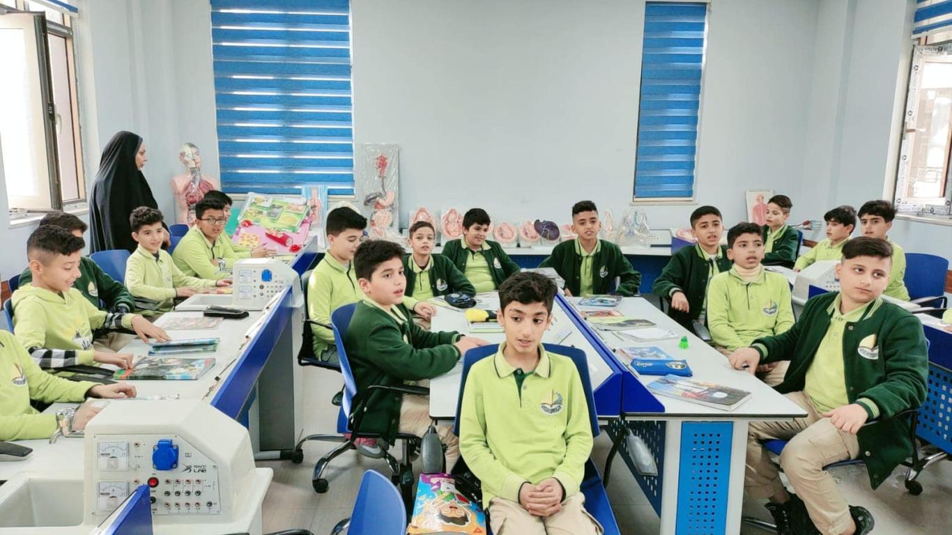 زيارة مدرسة فتية الوارث لغرض التوعية الصحيه بوقاية الأسنان