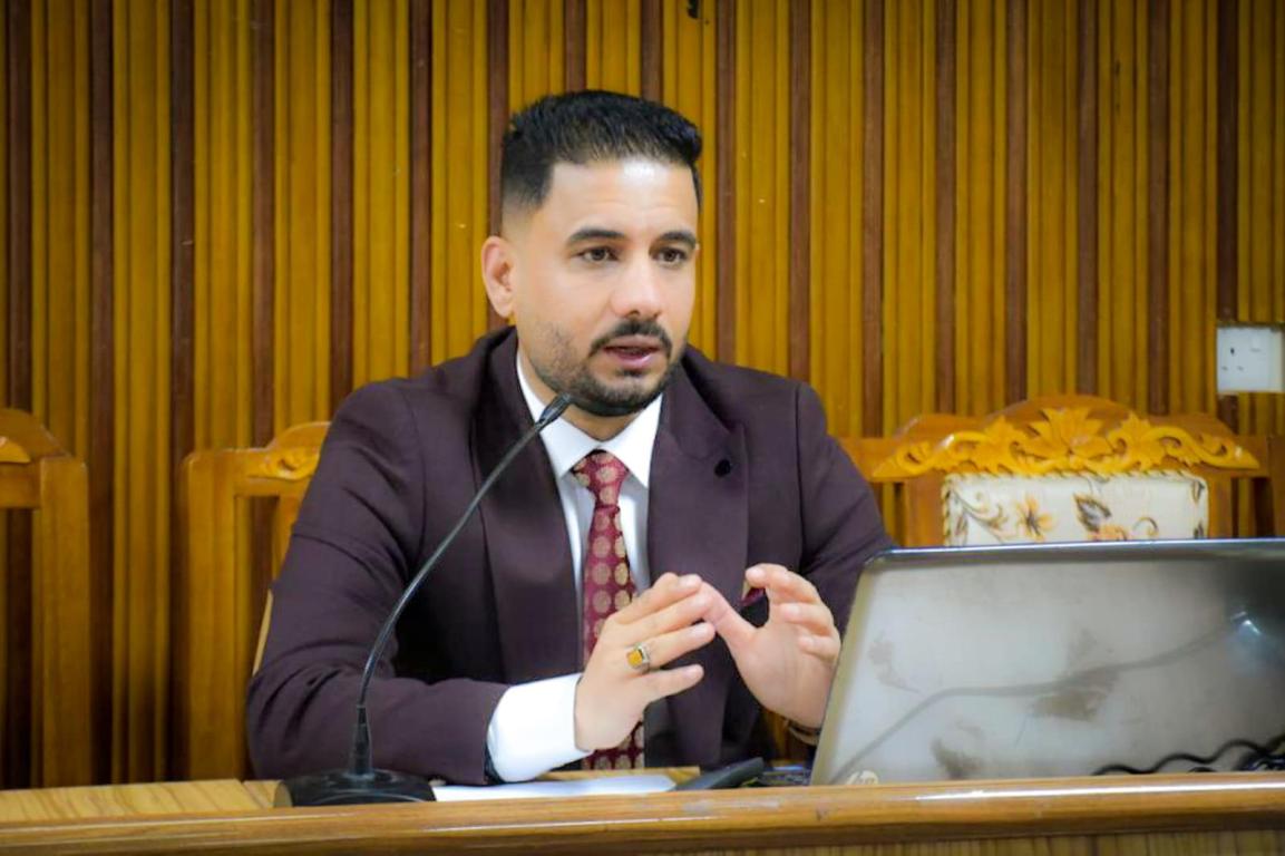 تدريسي في جامعة اهل البيت (ع) يحاضر بدورة تدريبية في جامعة كربلاء