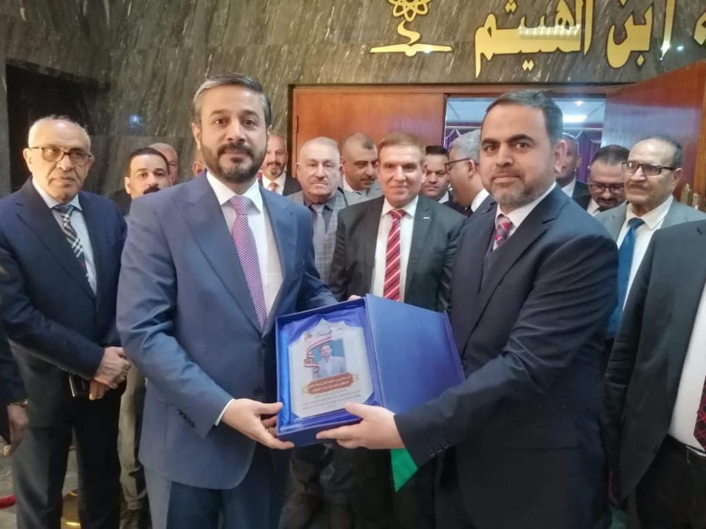 جامعة اهل البيت ع تهنئ وزير التعليم العالي والبحث العلمي وتقدم له درع الجامعة بمناسبة تسنمه مهام الوزارة