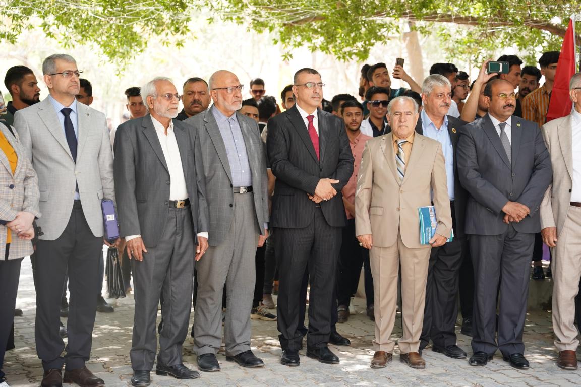  مدير دائرة التعليم الجامعي الاهلي يتجول داخل كليات الجامعة 