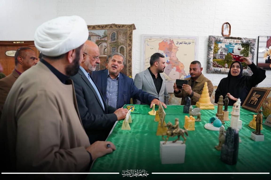 معرض الموروثاث الأثرية العراقية  في قسم السياحة الدينية.