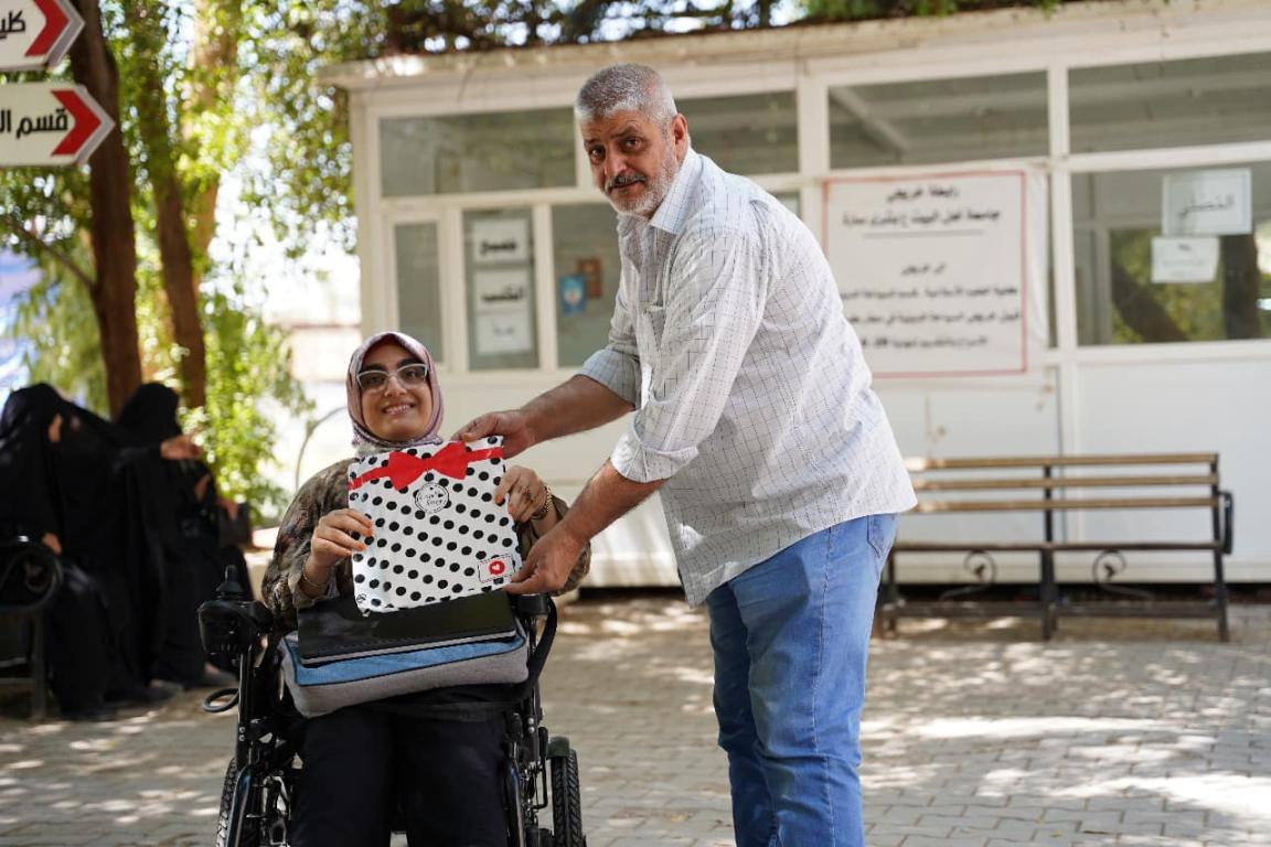 هدية مقدمة من احد الفرق الفائزة بمسابقة التحدي الكبير إلى الطالبة  البطلة ساره مكي